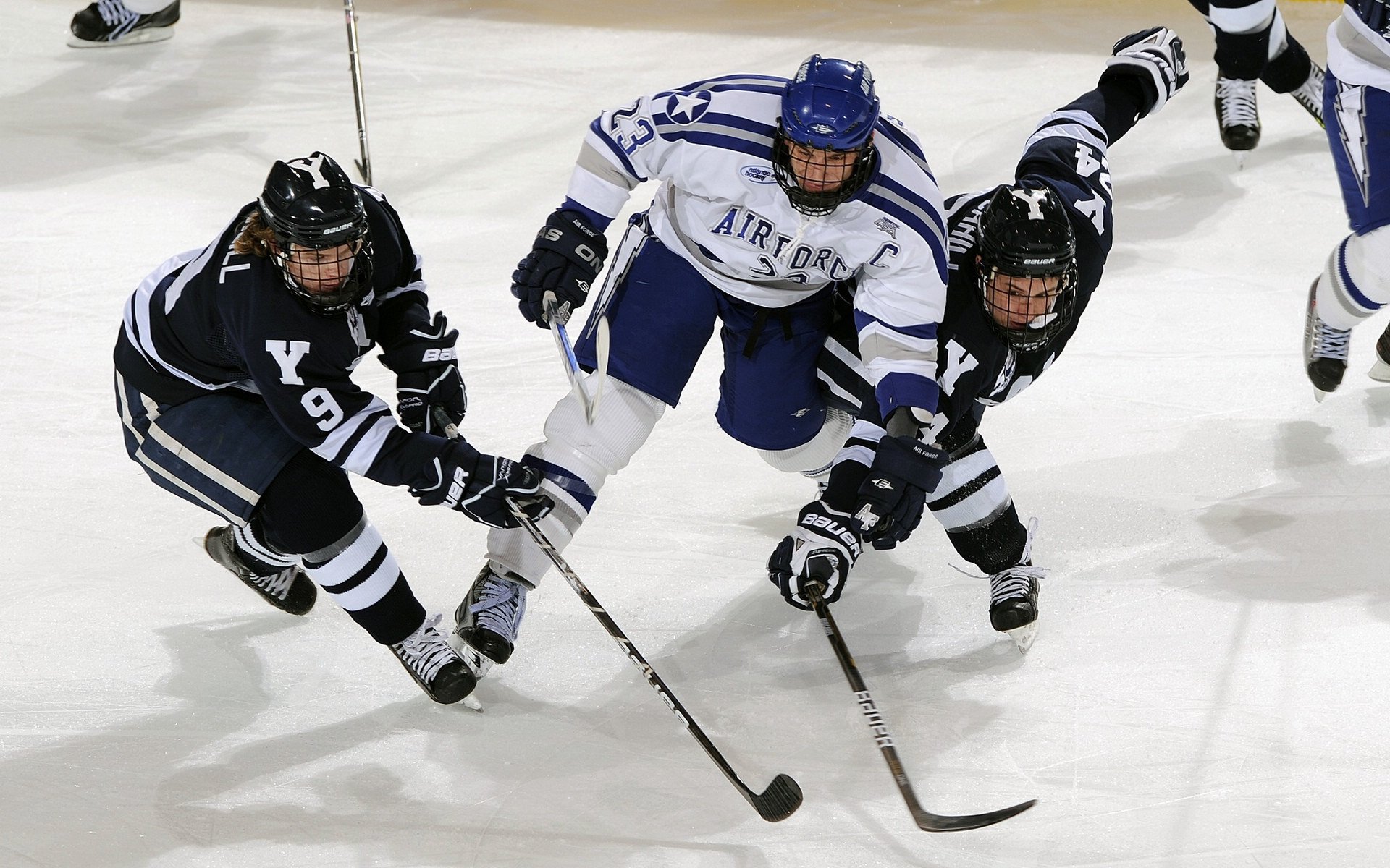 各级足球联赛裁判员职业化道路清晰，行业标准逐步建立，足球裁判员分级